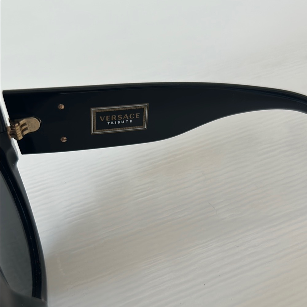 Authentic Versace Black medallion sunglasses - Picture 3 of 14